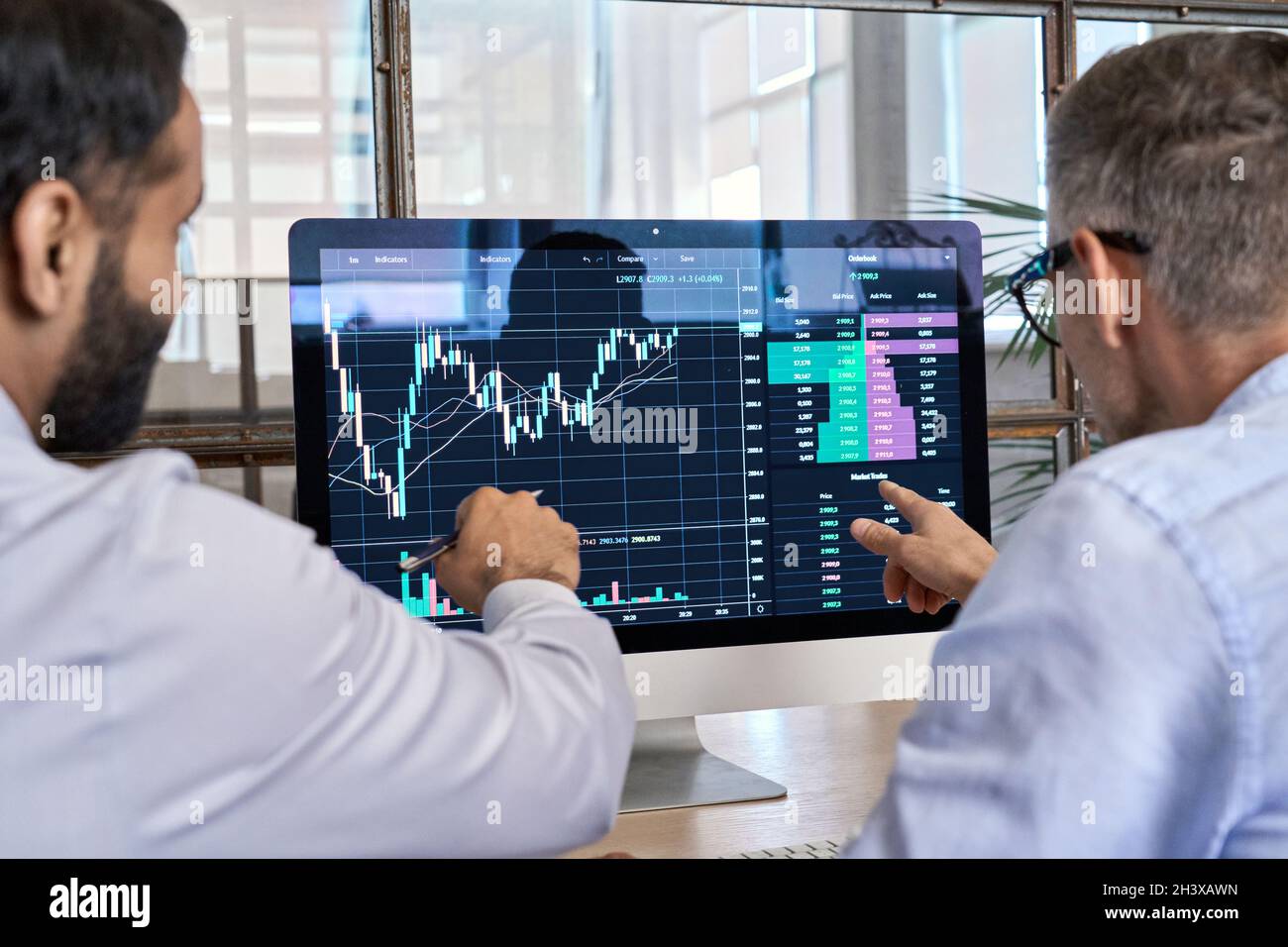 Zwei Trader Broker Börsenanleger analysieren Krypto-Trading-Charts. Stockfoto