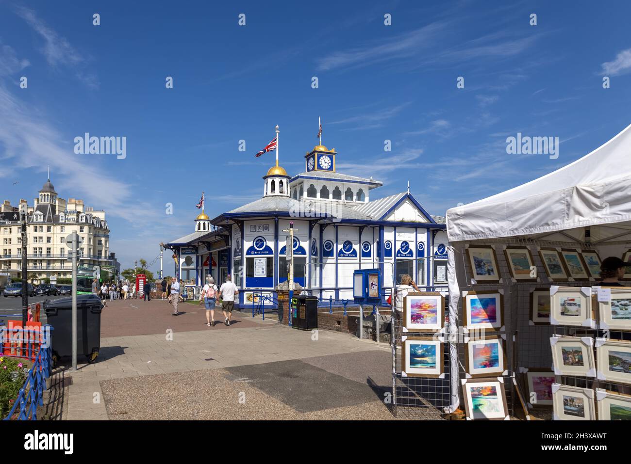 EASTBOURNE, EAST SUSSEX, Großbritannien - JULI 29 : Blick entlang der Promenade in Richtung Eastbourne Pier in East Sussex am 29 2021. Juli. Unident Stockfoto