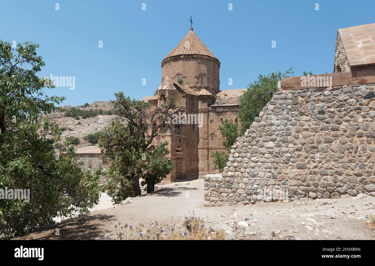 Ehemaliges armenisches Kloster mit der Heilig-Kreuz-Kathedrale (10. Jahrhundert) auf der Akdamar-Insel im Van-See, Türkei Stockfoto