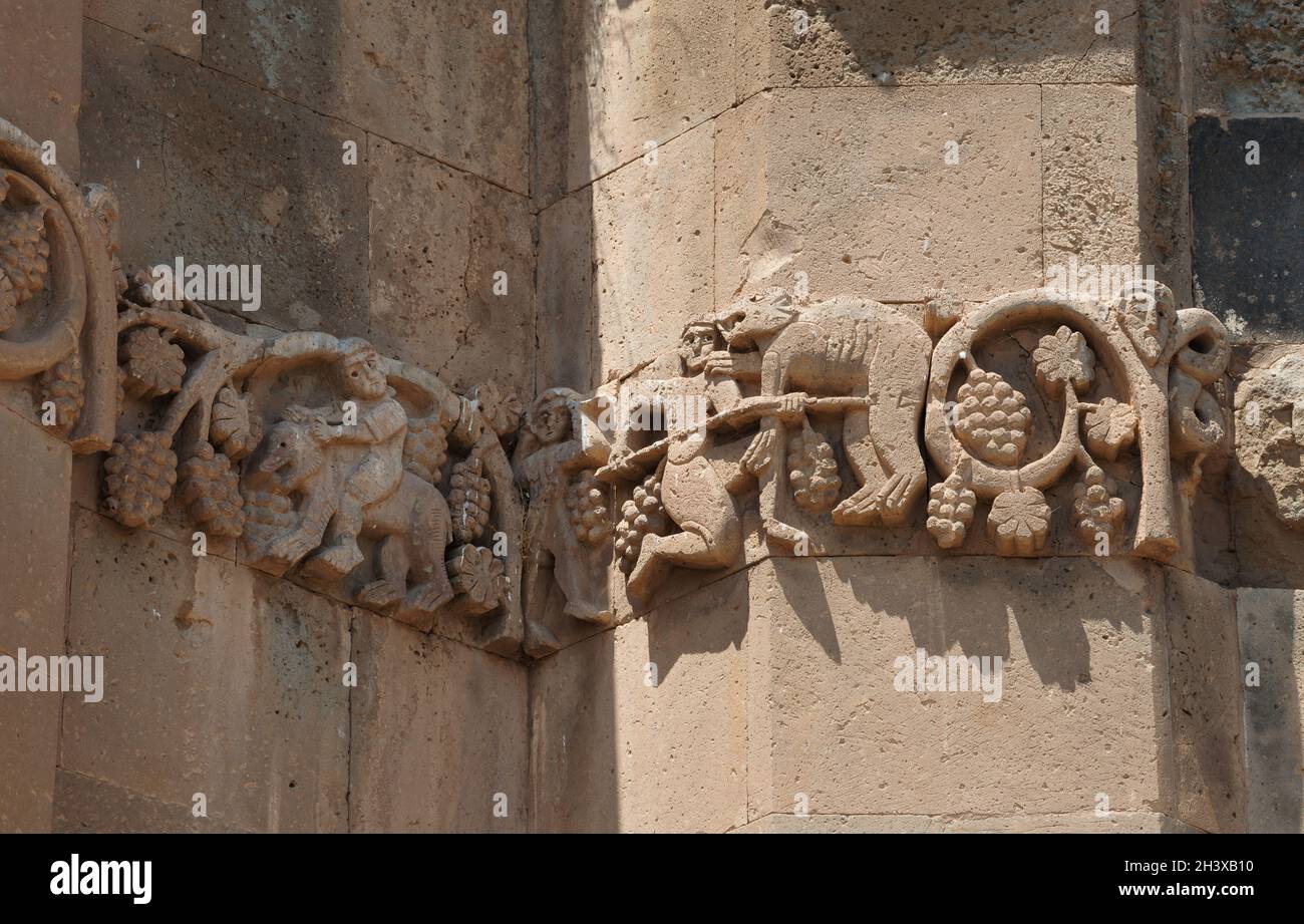 Relief an der Wand der armenischen Heilig-Kreuz-Kathedrale auf der Ahdamar-Insel am Van-See in der Türkei Stockfoto