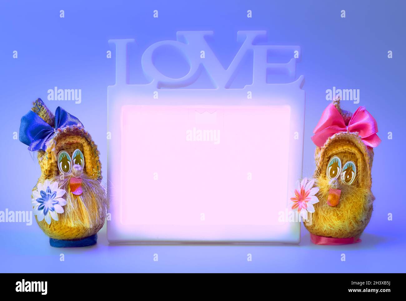 Zwei lustige Zwerge und Liebesrahmen auf blauem Hintergrund Stockfoto