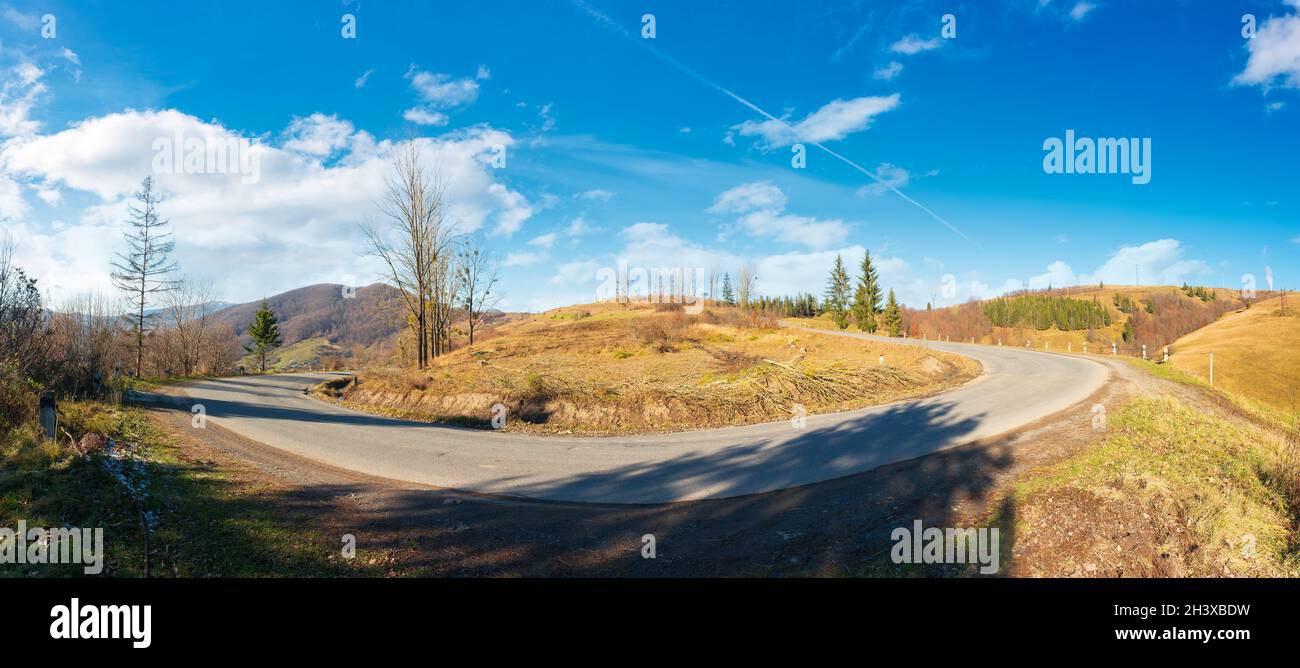 Pass durch karpaten Berge. Bäume entlang der Straße hinunter in das Tal von wolovets, ukraine. Sonniges Wetter am Vormittag mit Wolken auf der sk Stockfoto