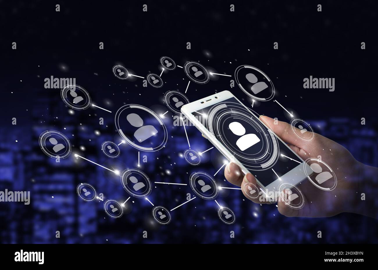 Kundenprofil in einer mobilen App. Hand halten weißes Smartphone mit digitalem Hologramm Human, Leader Zeichen auf Stadt dunkel verschwommen Hintergrund. HR Humanresour Stockfoto