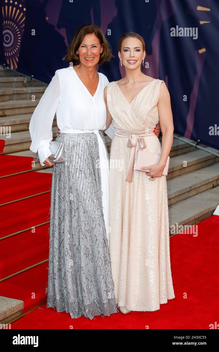 Leipzig, Deutschland. Oktober 2021. Eva Lutz (l.) und Lara-Isabelle Rentinck kommen zum 26. Leipziger Opernball unter dem Motto 'Freude der schönen Götter'. Aufgrund der Corona-Pandemie musste das Ereignis im vergangenen Jahr abgesagt werden. Quelle: Gerald Matzka/dpa/Alamy Live News Stockfoto