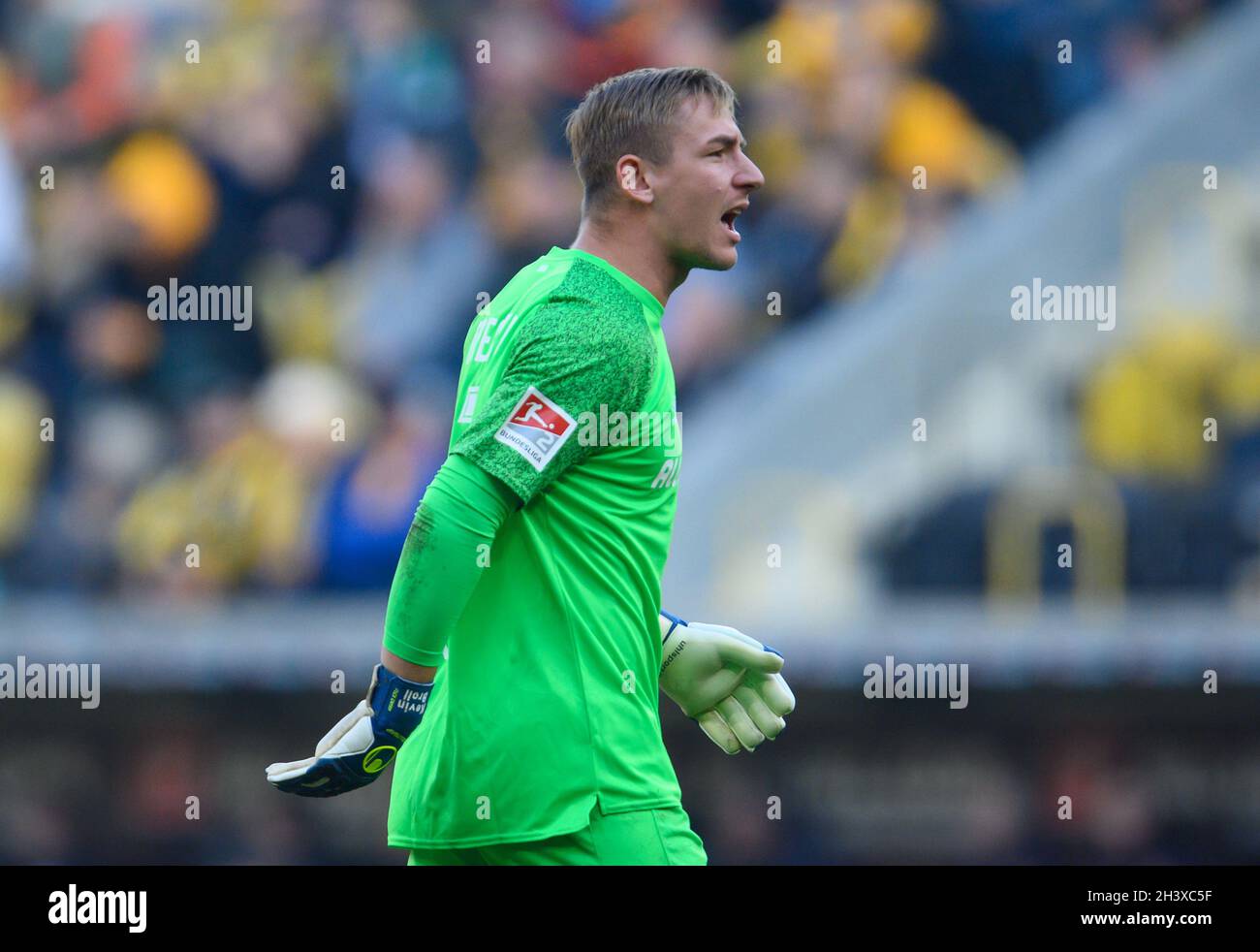 Dresden, Deutschland. Oktober 2021. Fußball: 2. Bundesliga, SG Dynamo Dresden - SV Sandhausen, Matchday 12, im Rudolf-Harbig-Stadion. Dynamos Torwart Kevin Broll reagiert im Spiel wütend. Kredit: Robert Michael/dpa-Zentralbild/dpa - WICHTIGER HINWEIS: Gemäß den Bestimmungen der DFL Deutsche Fußball Liga und/oder des DFB Deutscher Fußball-Bund ist es untersagt, im Stadion und/oder vom Spiel aufgenommene Fotos in Form von Sequenzbildern und/oder videoähnlichen Fotoserien zu verwenden oder zu verwenden./dpa/Alamy Live News Stockfoto