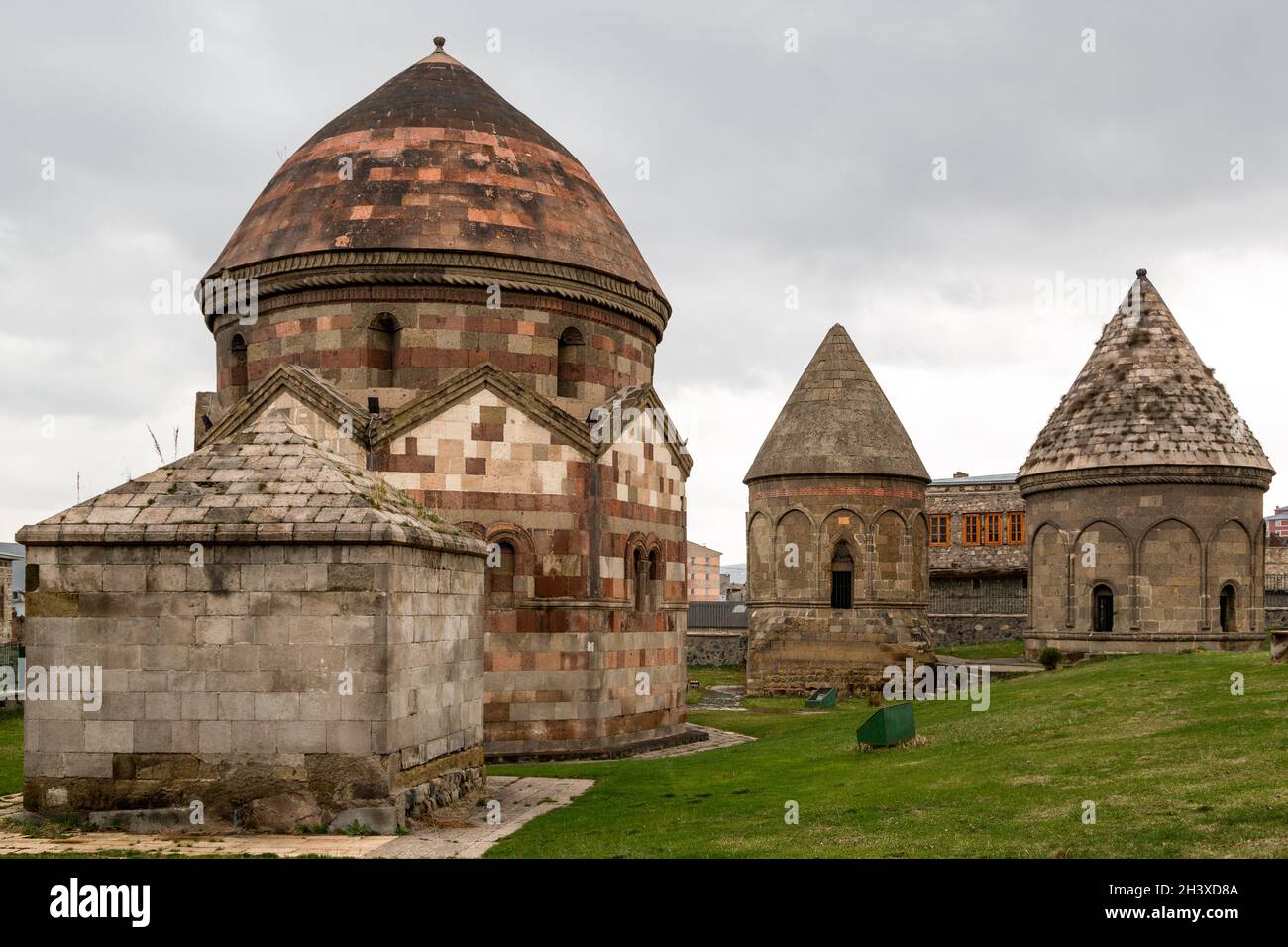 Drei historische Gräber in Erzurum, Osttürkei. Auf Türkisch als „Üç Kümbetler“ bekannt. Stockfoto