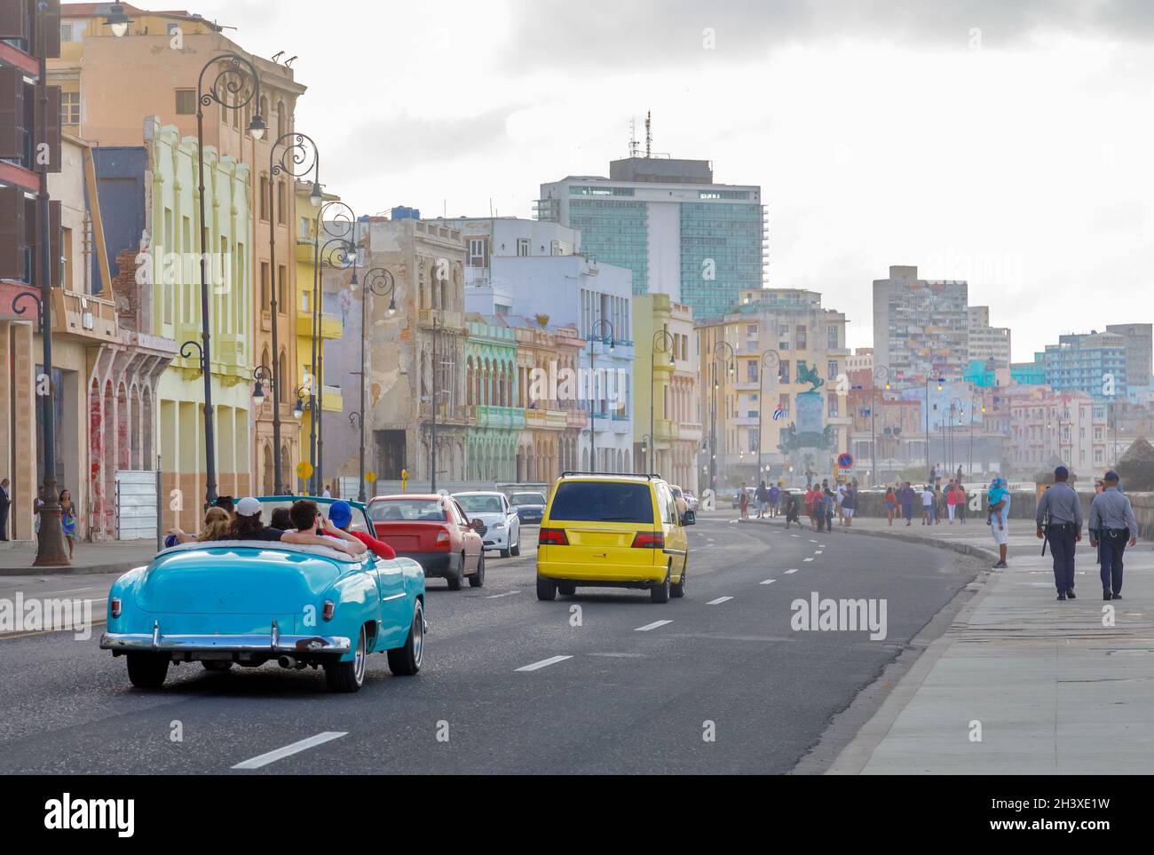 Straße mit Autos und alten spanischen kolonialen Gebäuden entlang der Straße, im Zentrum von Havanna, Kuba Stockfoto