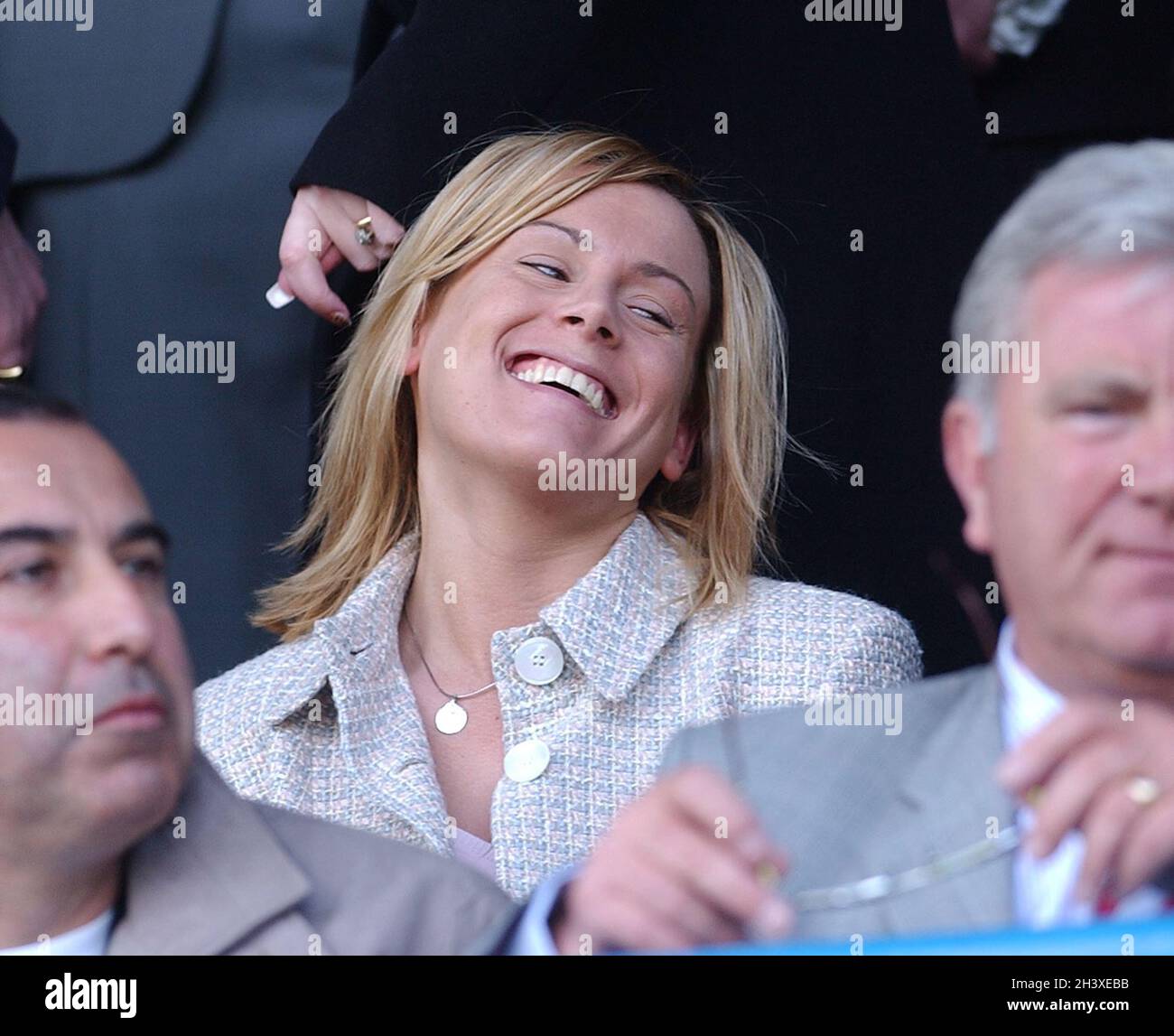 GEORGE AM BESTEN IN FRATTON PARK, PORTSMOUTH MIT MYSTERY BLONDINE. PIC MIKE WALKER, 2004 Stockfoto