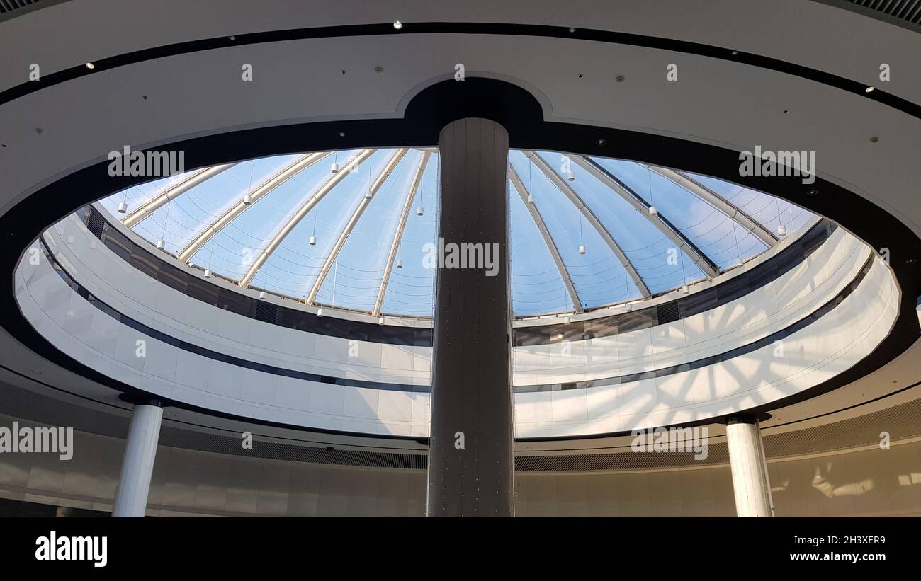 Zeitgenössische Kunst aus Glas und Metall, Dachhintergrund. Schauen Sie sich die Glaskuppel an. Geometrisches Detail. Stockfoto