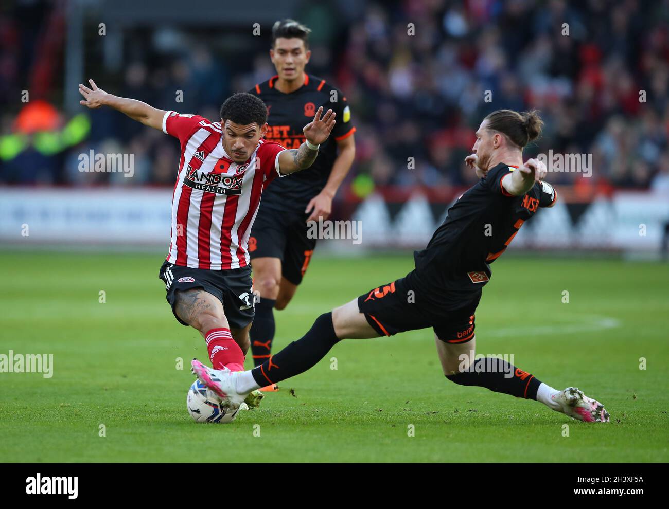 Sheffield, England, 30. Oktober 2021. James Ehemann von Blackpool tagt Morgan Gibbs-White von Sheffield Utd während des Sky Bet Championship-Spiels in der Bramall Lane, Sheffield. Bildnachweis sollte lauten: Simon Bellis/ Sportimage Stockfoto