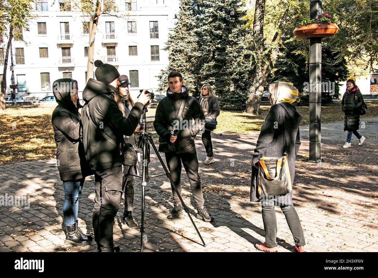 Dnepropetrovsk, Ukraine - 10.20.2021: Lokale TV-Journalisten Interview Bewohner der Stadt. Stockfoto