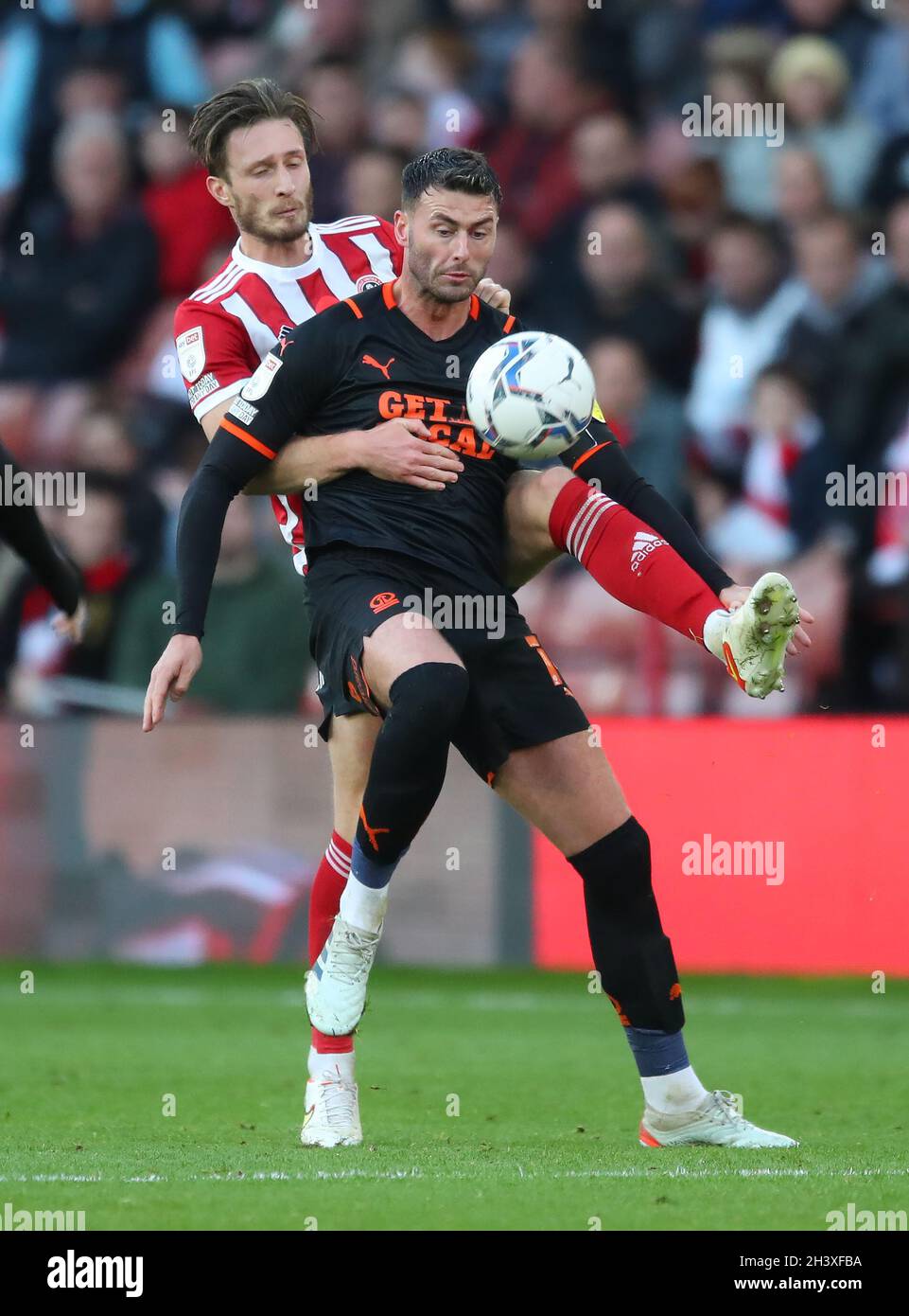 Sheffield, England, 30. Oktober 2021. Ben Davies von Sheffield Utd und Gary Madine von Blackpool beim Sky Bet Championship-Spiel in der Bramall Lane, Sheffield. Bildnachweis sollte lauten: Simon Bellis/ Sportimage Stockfoto