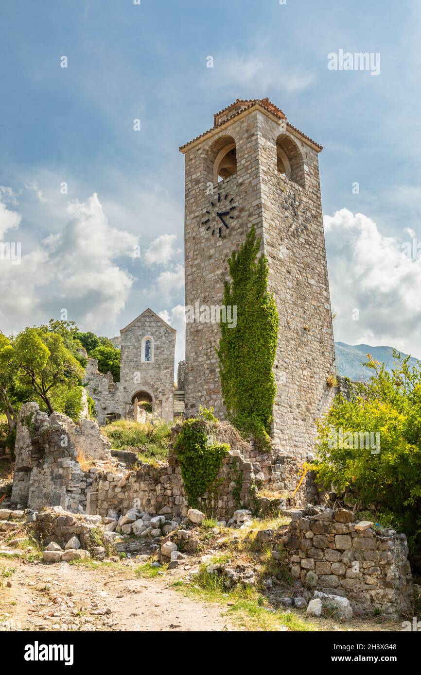 Wachturm zwischen den Ruinen von Old Bar, Montenegro Stockfoto