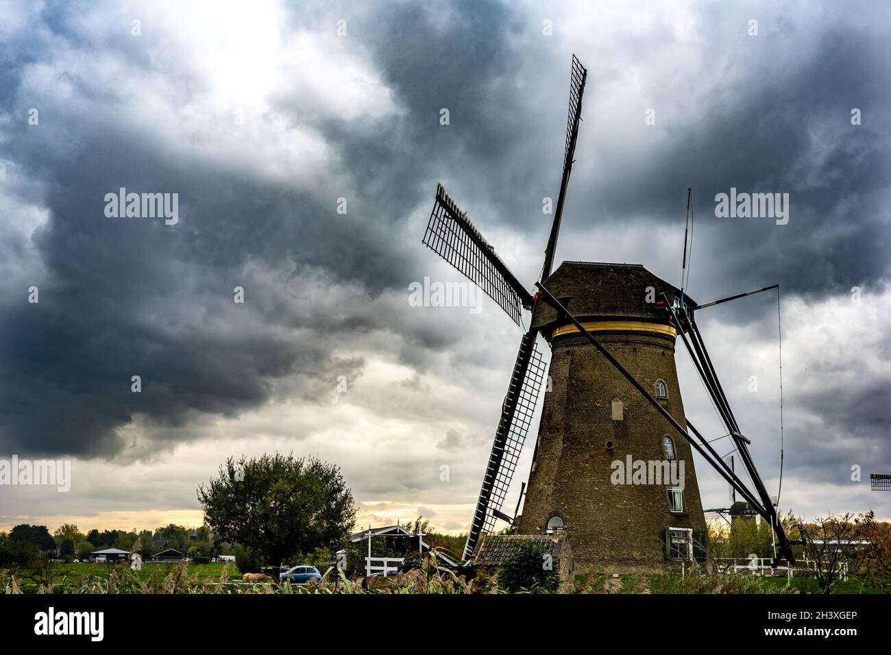 Holländische berühmte Landschaft, Windmühlen im Dorf Stockfoto