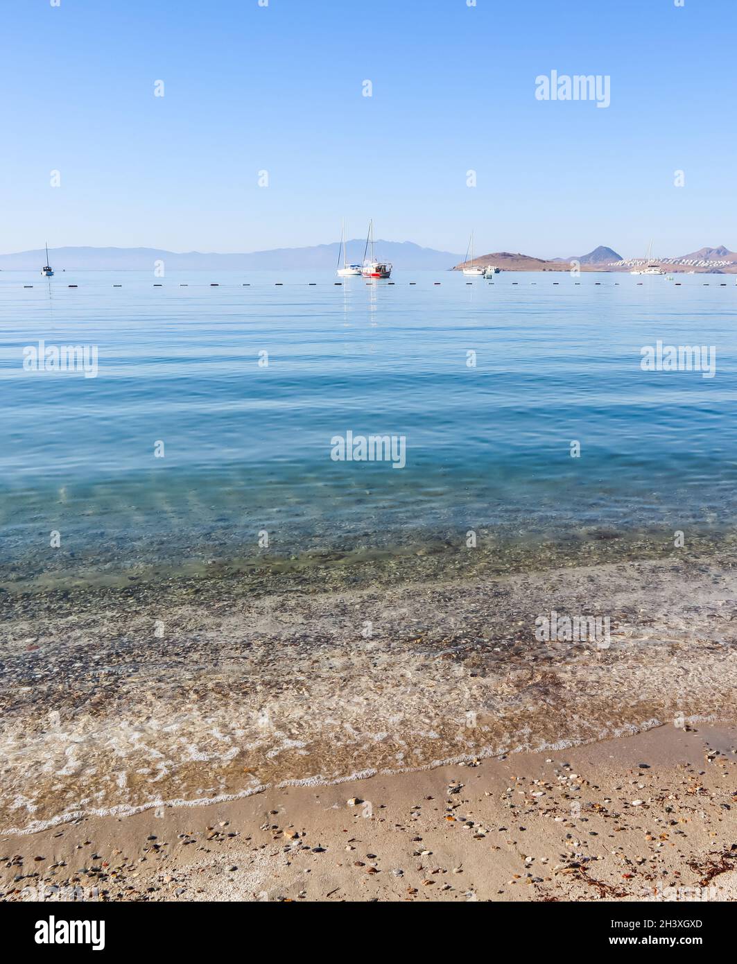 Schönen ruhigen blauen Bucht mit Sandstrand im Mittelmeer. Urlaub und Entspannung auf der Küste Stockfoto