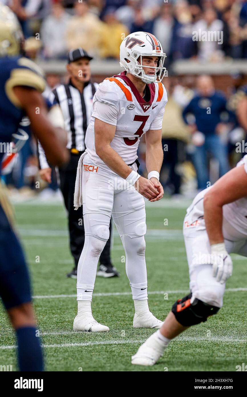 Atlanta, Georgia. Oktober 2021. Braxton Burmeister von Virginia Tech (3) in Aktion während des NCAA-Fußballspiels mit den Georgia Tech Yellow Jackets und den Virginia Tech Hokies, das im Bobby Dodd Stadium auf dem Campus der Georgia Tech in Atlanta, Georgia, gespielt wurde. Cecil Copeland/CSM/Alamy Live News Stockfoto
