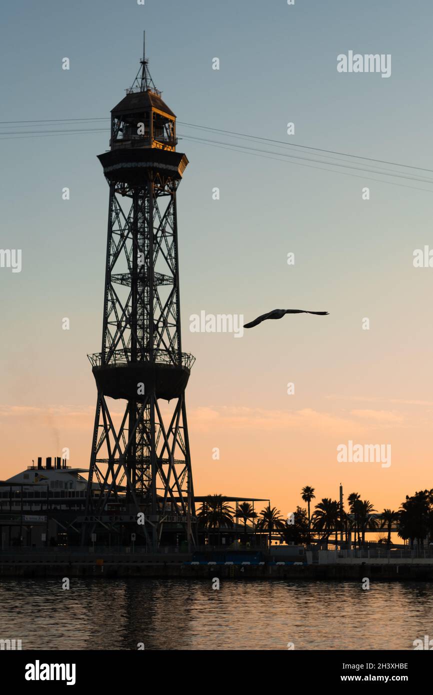 Seilbahn bei Sonnenuntergang. Trolley-Silhouette. Vogelflug. Seilbahn. Stockfoto