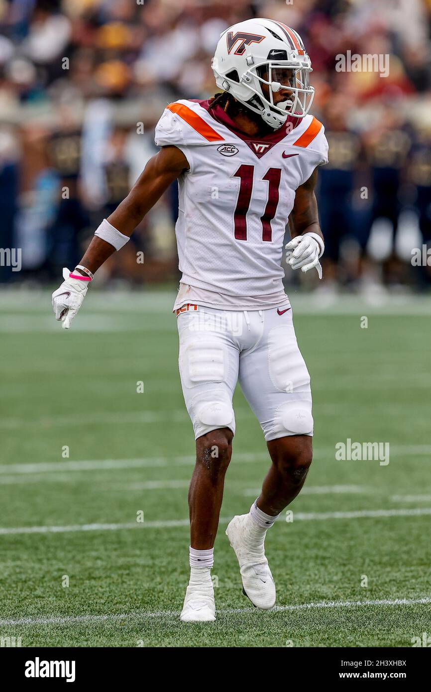 Atlanta, Georgia. Oktober 2021. Virginia Techs Tre Turner (11) in Aktion während des NCAA-Fußballspiels mit den Georgia Tech Yellow Jackets und den Virginia Tech Hokies, gespielt im Bobby Dodd Stadium auf dem Campus der Georgia Tech in Atlanta, Georgia. Cecil Copeland/CSM/Alamy Live News Stockfoto