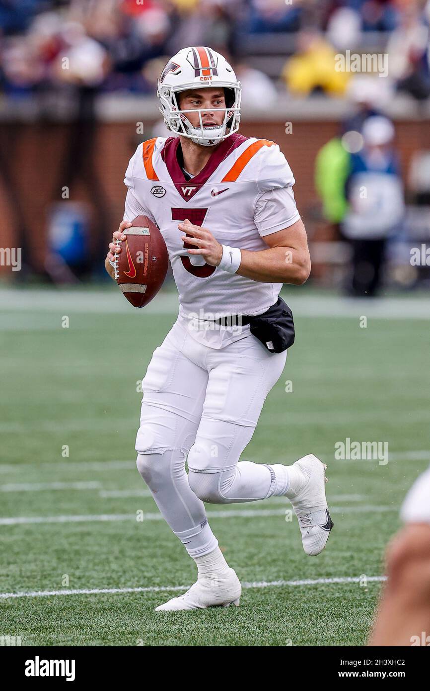 Atlanta, Georgia. Oktober 2021. Braxton Burmeister von Virginia Tech (3) in Aktion während des NCAA-Fußballspiels mit den Georgia Tech Yellow Jackets und den Virginia Tech Hokies, das im Bobby Dodd Stadium auf dem Campus der Georgia Tech in Atlanta, Georgia, gespielt wurde. Cecil Copeland/CSM/Alamy Live News Stockfoto