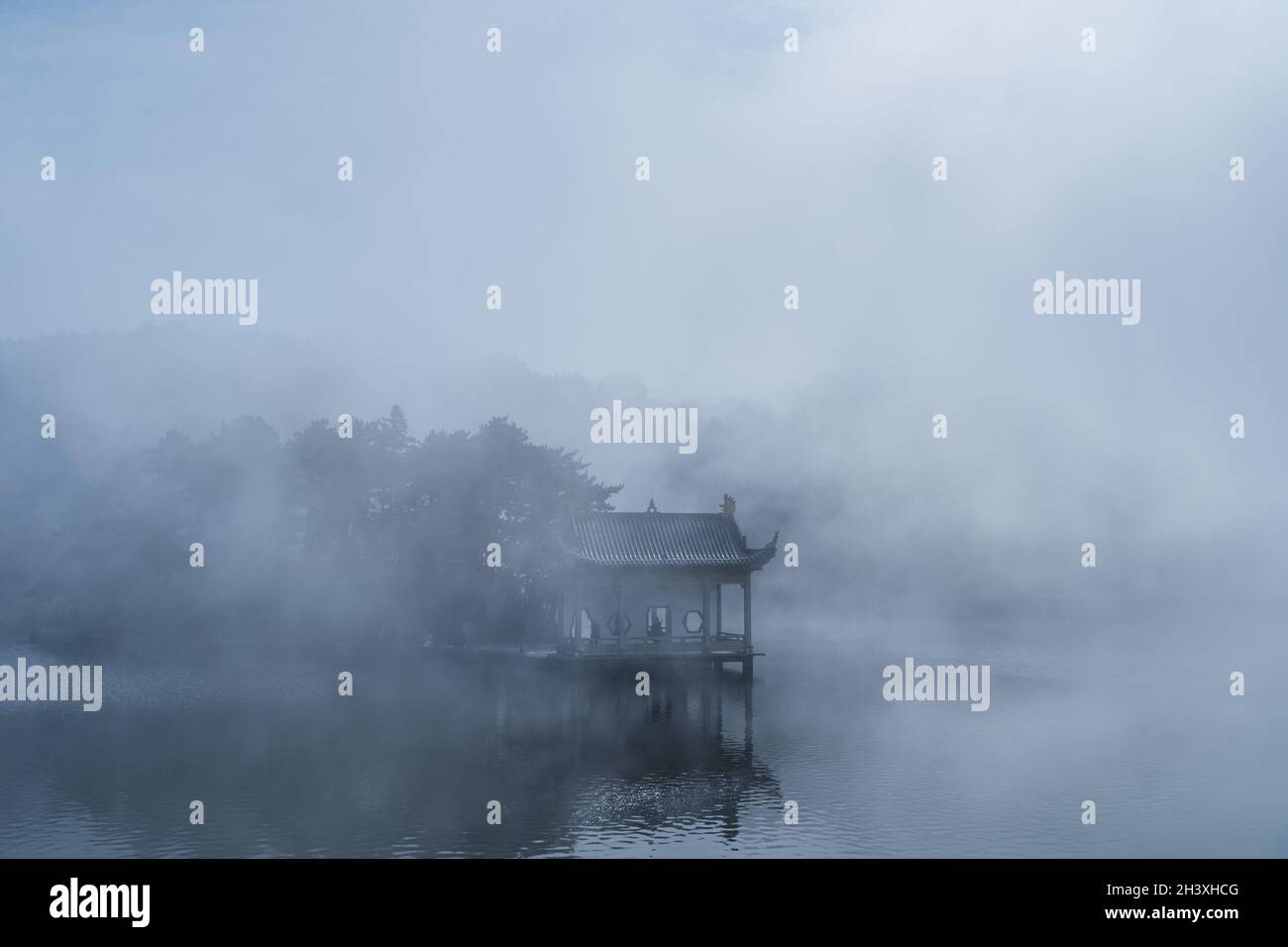Traditioneller Pavillon von Lushan im Nebel Stockfoto