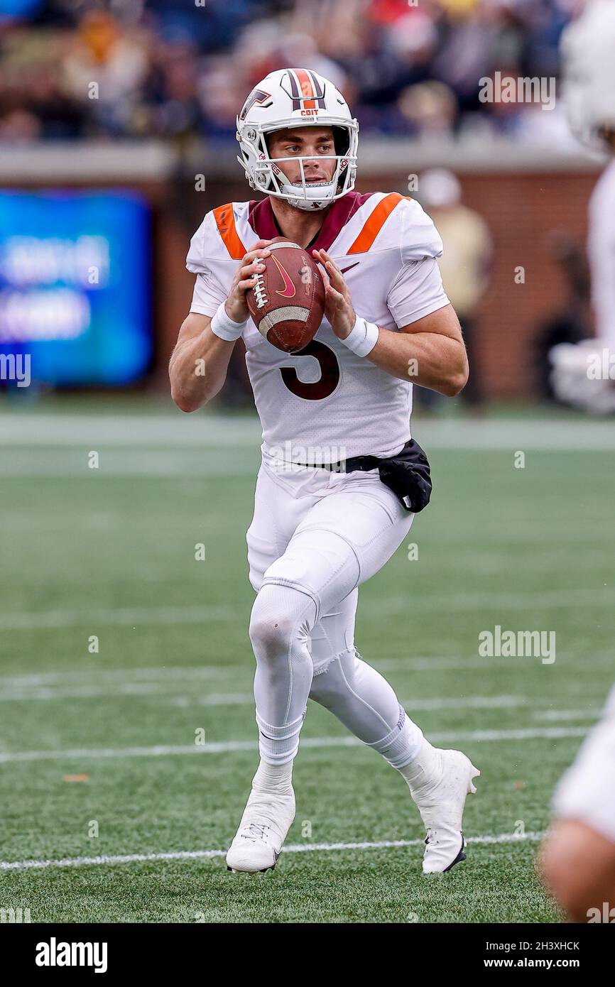 Atlanta, Georgia. Oktober 2021. Braxton Burmeister von Virginia Tech (3) in Aktion während des NCAA-Fußballspiels mit den Georgia Tech Yellow Jackets und den Virginia Tech Hokies, das im Bobby Dodd Stadium auf dem Campus der Georgia Tech in Atlanta, Georgia, gespielt wurde. Cecil Copeland/CSM/Alamy Live News Stockfoto