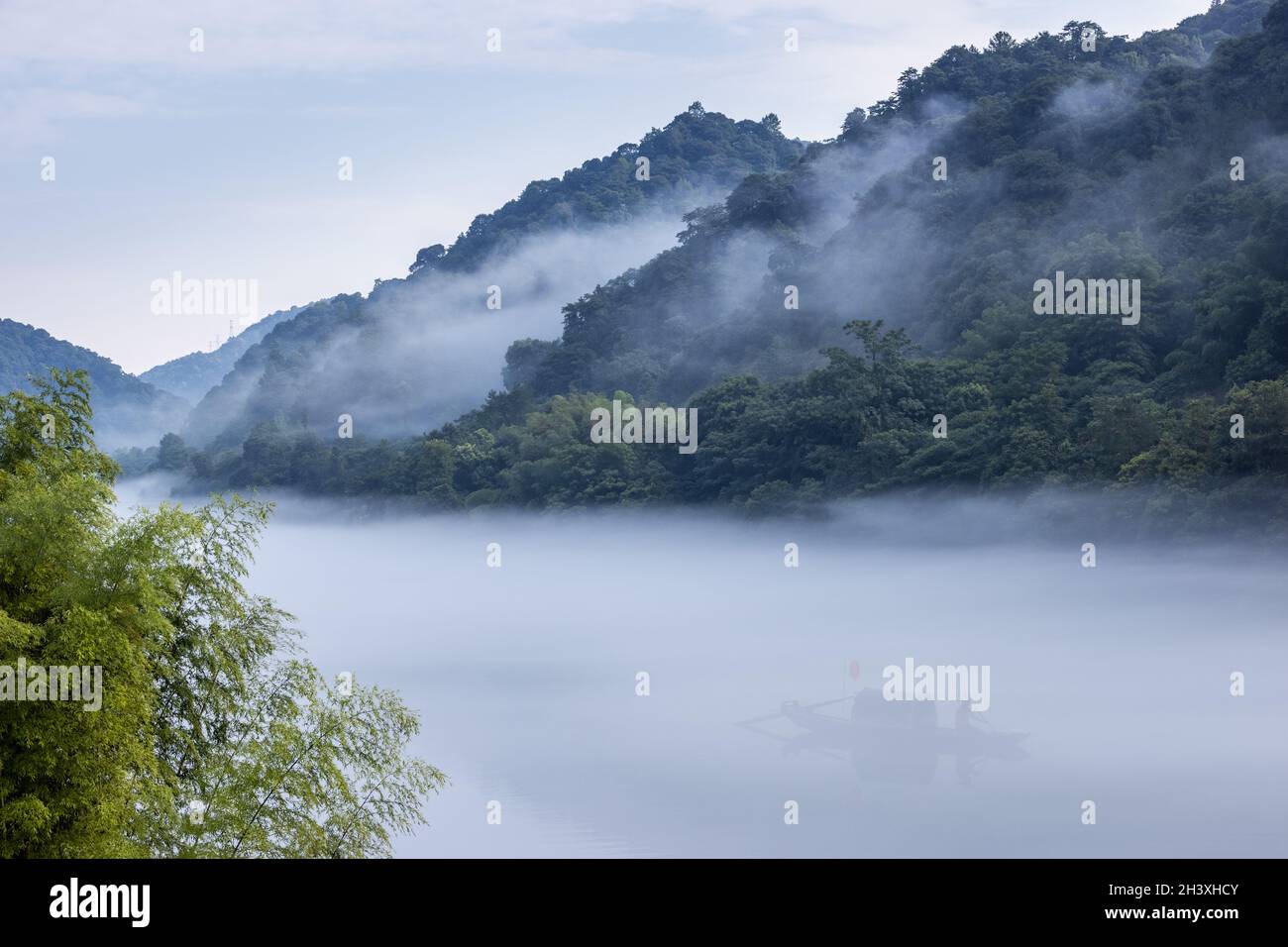 Hunan Little Dongjiang River im Nebel Stockfoto