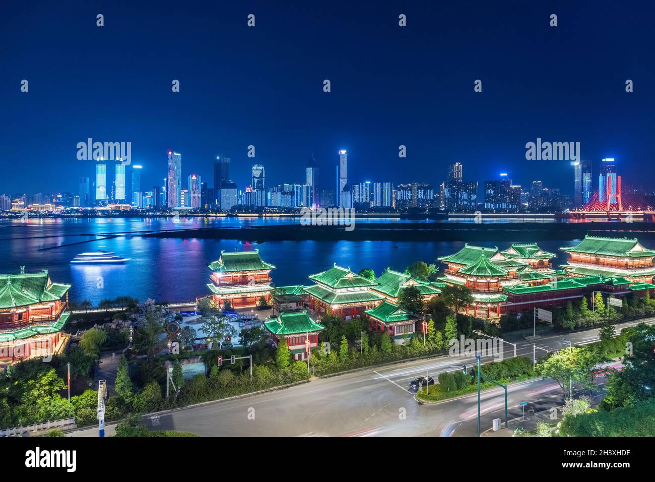 Stadtbild von Nanchang bei Nacht Stockfoto