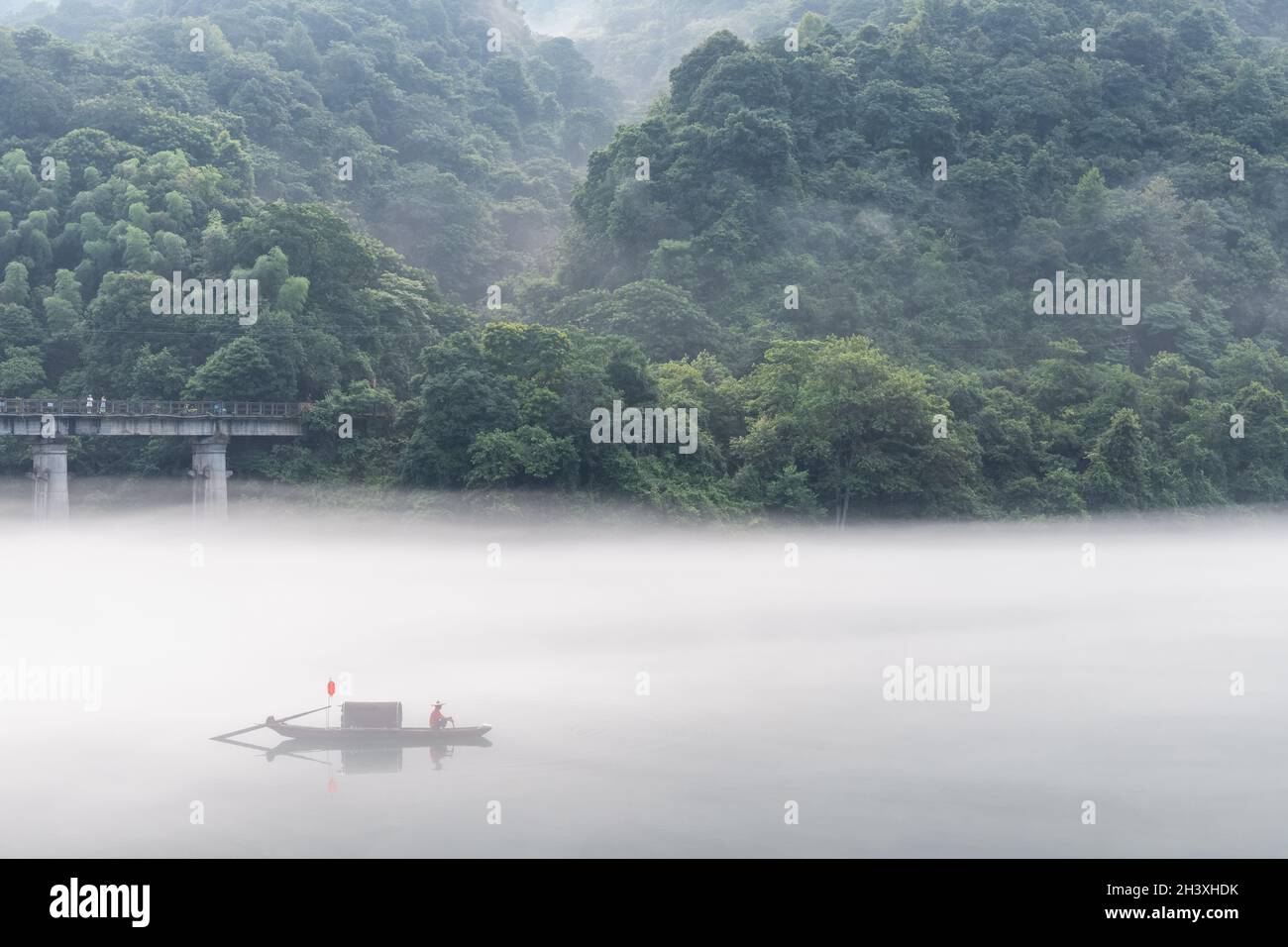 Wunderschöne Landschaft am Dongjiang See Stockfoto