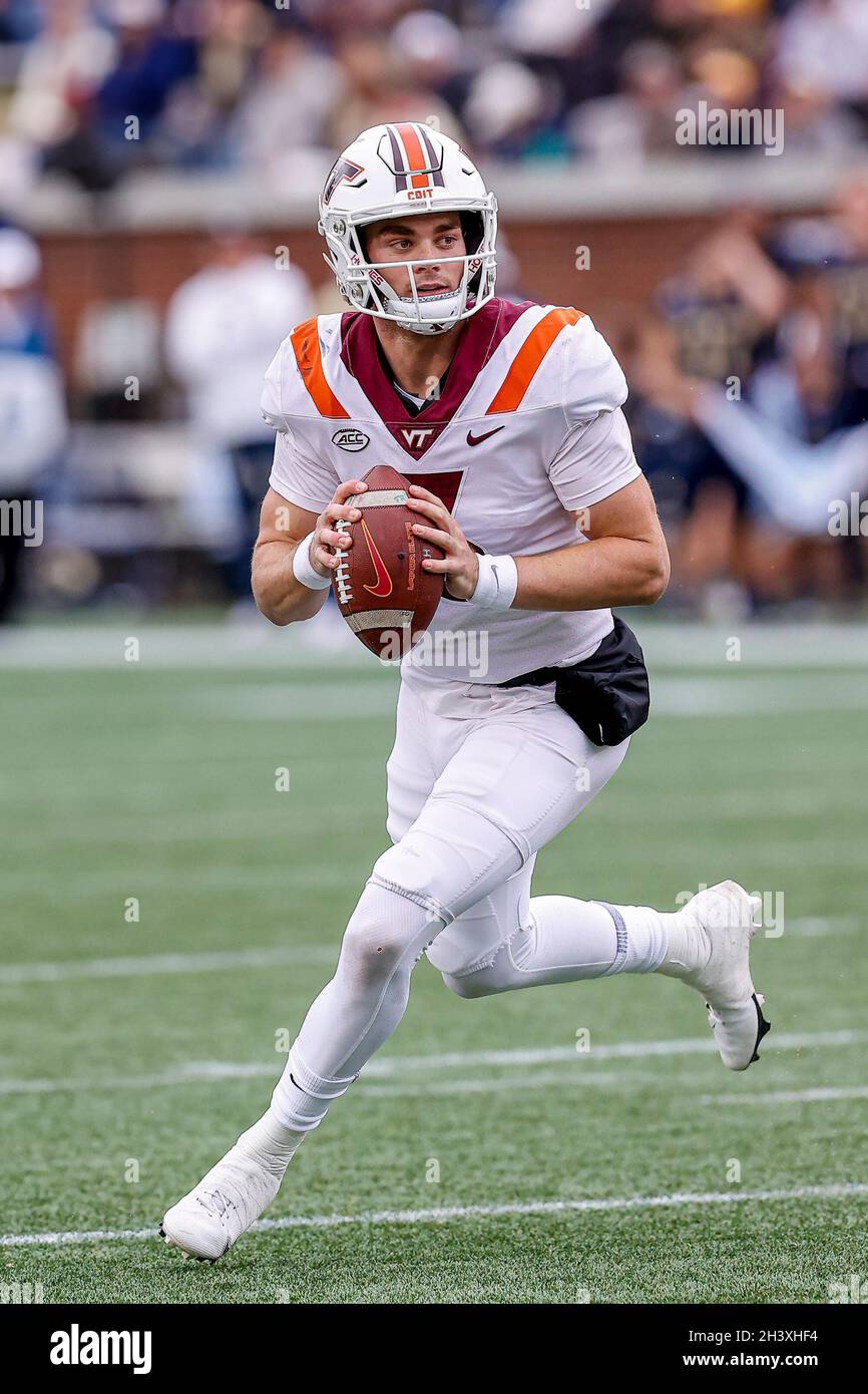 Atlanta, Georgia. Oktober 2021. Braxton Burmeister von Virginia Tech (3) in Aktion während des NCAA-Fußballspiels mit den Georgia Tech Yellow Jackets und den Virginia Tech Hokies, das im Bobby Dodd Stadium auf dem Campus der Georgia Tech in Atlanta, Georgia, gespielt wurde. Cecil Copeland/CSM/Alamy Live News Stockfoto