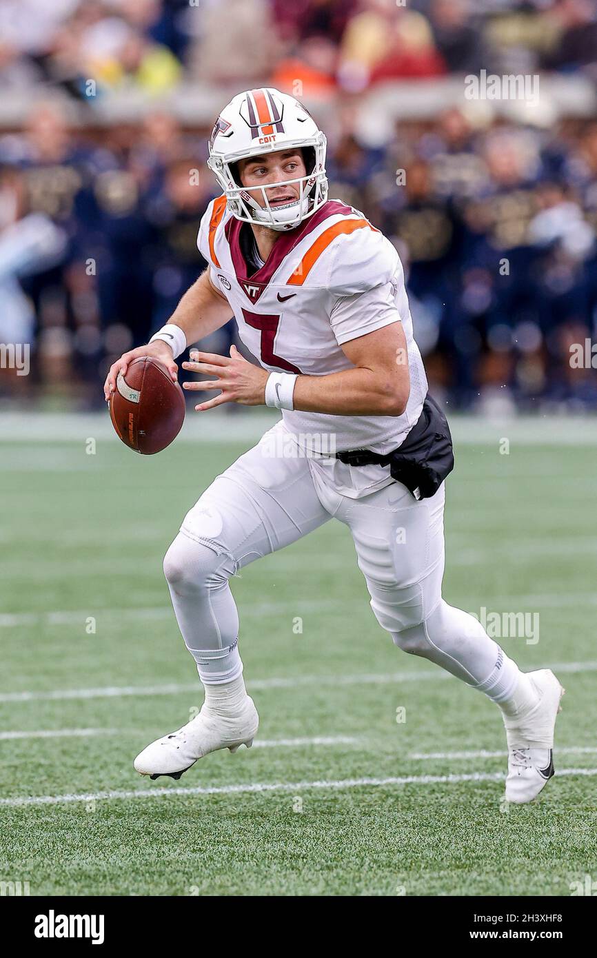 Atlanta, Georgia. Oktober 2021. Braxton Burmeister von Virginia Tech (3) in Aktion während des NCAA-Fußballspiels mit den Georgia Tech Yellow Jackets und den Virginia Tech Hokies, das im Bobby Dodd Stadium auf dem Campus der Georgia Tech in Atlanta, Georgia, gespielt wurde. Cecil Copeland/CSM/Alamy Live News Stockfoto