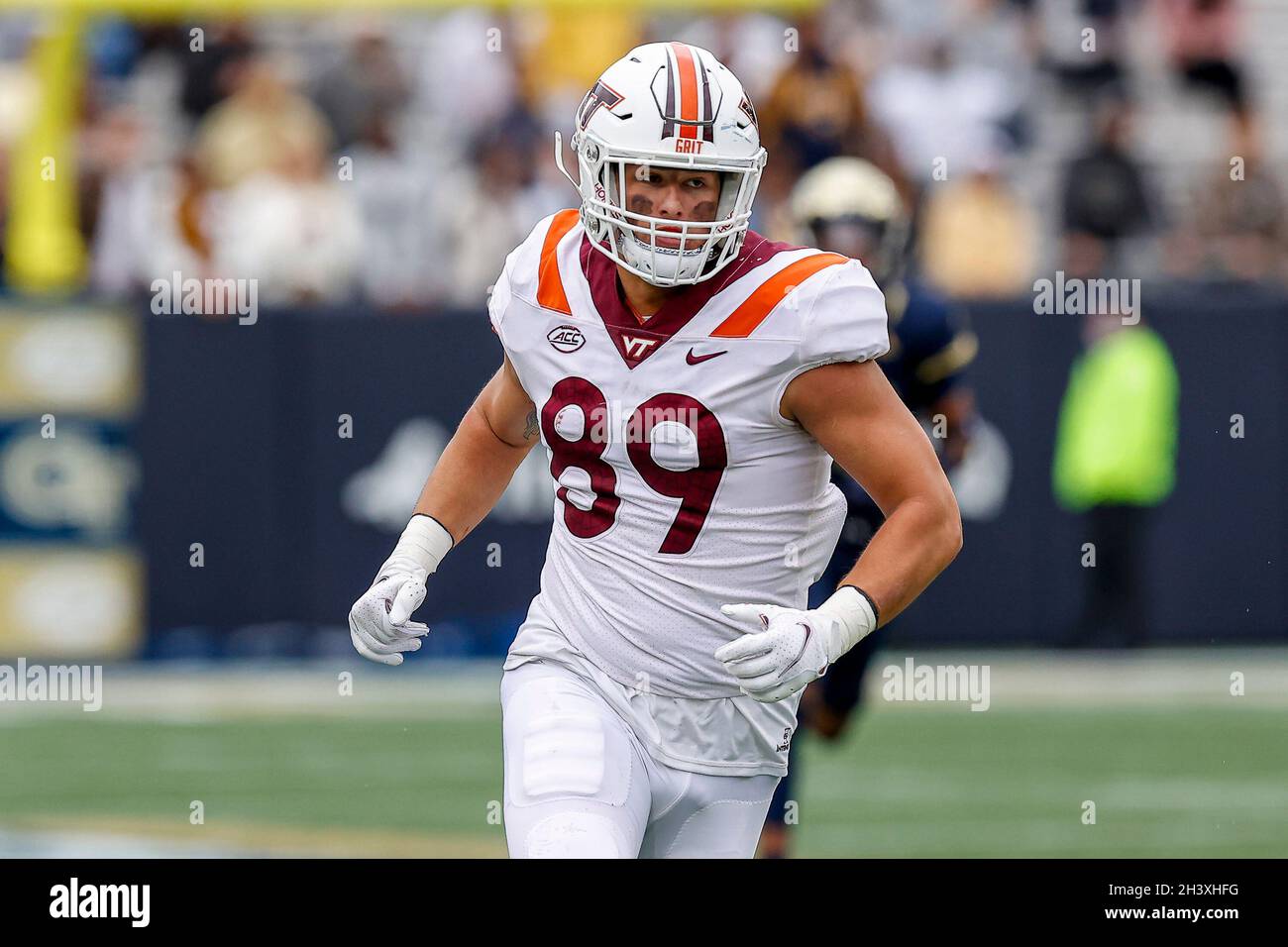 Atlanta, Georgia. Oktober 2021. Drake Deluliis (89) von Virginia Tech in Aktion während des NCAA-Fußballspiels mit den Georgia Tech Yellow Jackets und den Virginia Tech Hokies, das im Bobby Dodd Stadium auf dem Campus der Georgia Tech in Atlanta, Georgia, gespielt wurde. Cecil Copeland/CSM/Alamy Live News Stockfoto