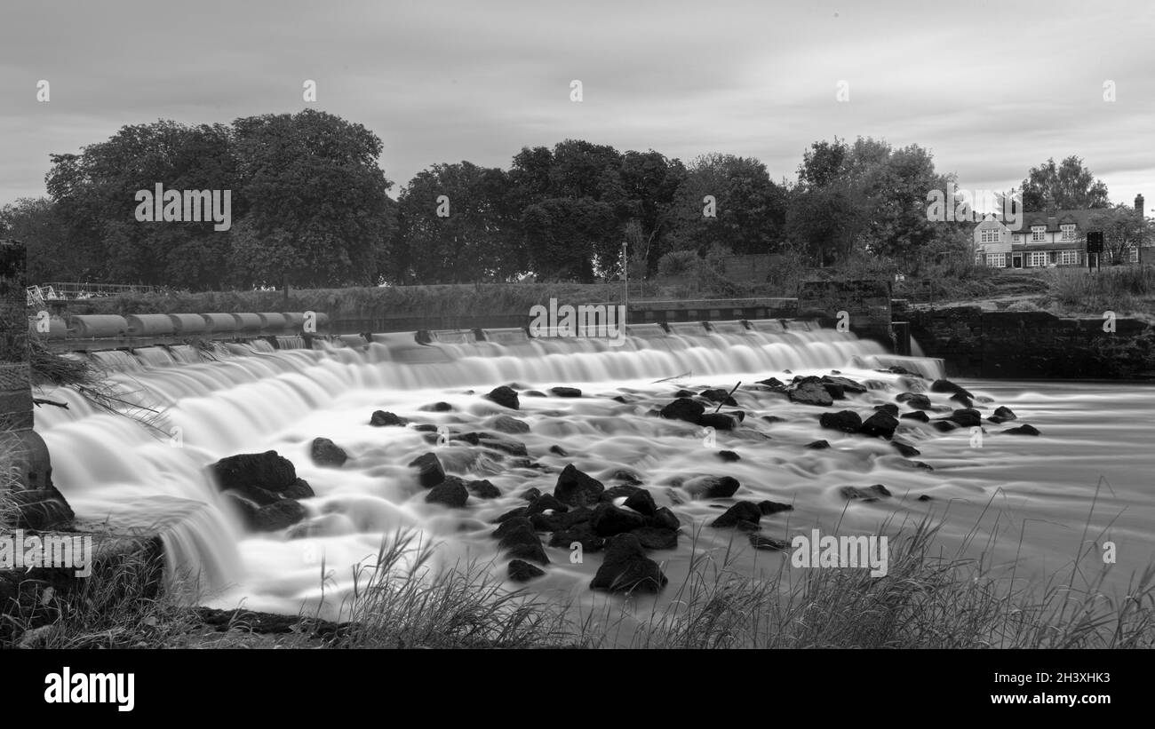 Wehr in Naburn sperrt am Fluss Ouse mit der Schleusenwärterhütte, südlich von York, North Yorkshire Stockfoto Wehr in Naburn sperrt am Fluss Ouse mit der Schleusenwärterhütte, südlich von York, North Yorkshire Stockfoto
