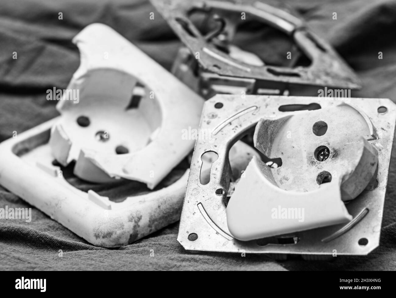 Echte Kunststoff Licht alte Steckdosen in schwarz und weiß Stockfoto