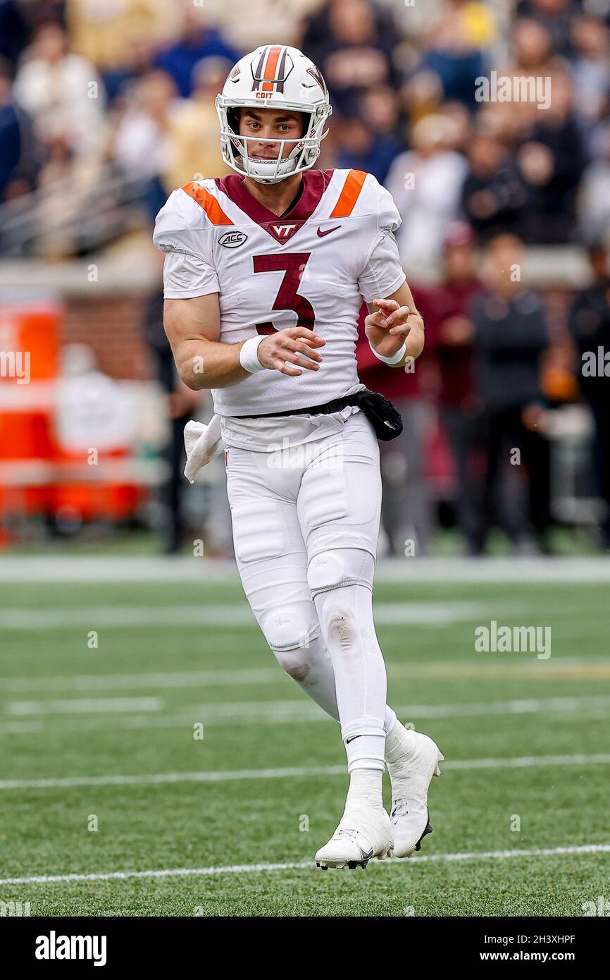Atlanta, Georgia. Oktober 2021. Braxton Burmeister von Virginia Tech (3) in Aktion während des NCAA-Fußballspiels mit den Georgia Tech Yellow Jackets und den Virginia Tech Hokies, das im Bobby Dodd Stadium auf dem Campus der Georgia Tech in Atlanta, Georgia, gespielt wurde. Cecil Copeland/CSM/Alamy Live News Stockfoto