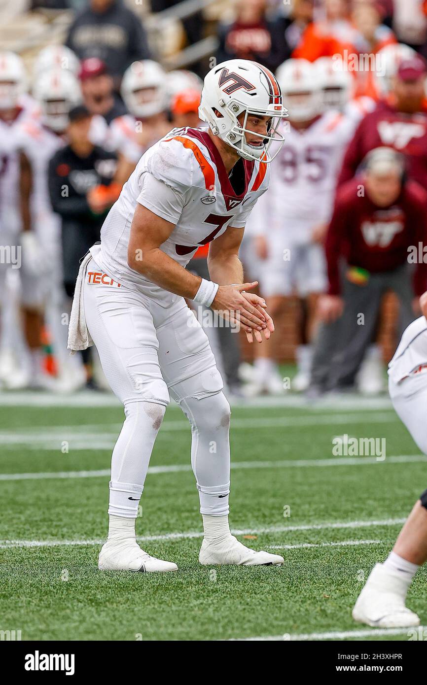 Atlanta, Georgia. Oktober 2021. Braxton Burmeister von Virginia Tech (3) in Aktion während des NCAA-Fußballspiels mit den Georgia Tech Yellow Jackets und den Virginia Tech Hokies, das im Bobby Dodd Stadium auf dem Campus der Georgia Tech in Atlanta, Georgia, gespielt wurde. Cecil Copeland/CSM/Alamy Live News Stockfoto