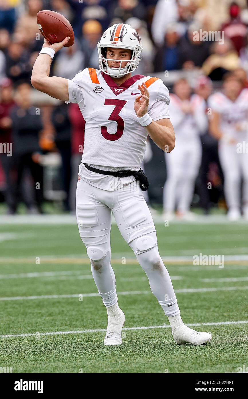 Atlanta, Georgia. Oktober 2021. Braxton Burmeister von Virginia Tech (3) in Aktion während des NCAA-Fußballspiels mit den Georgia Tech Yellow Jackets und den Virginia Tech Hokies, das im Bobby Dodd Stadium auf dem Campus der Georgia Tech in Atlanta, Georgia, gespielt wurde. Cecil Copeland/CSM/Alamy Live News Stockfoto