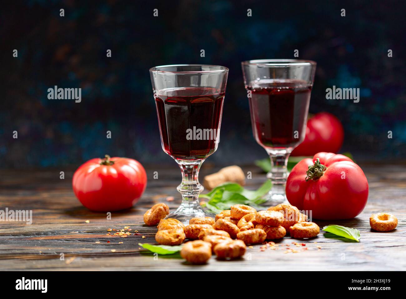 Taralli mit Tomaten und Gläsern Wein. Stockfoto