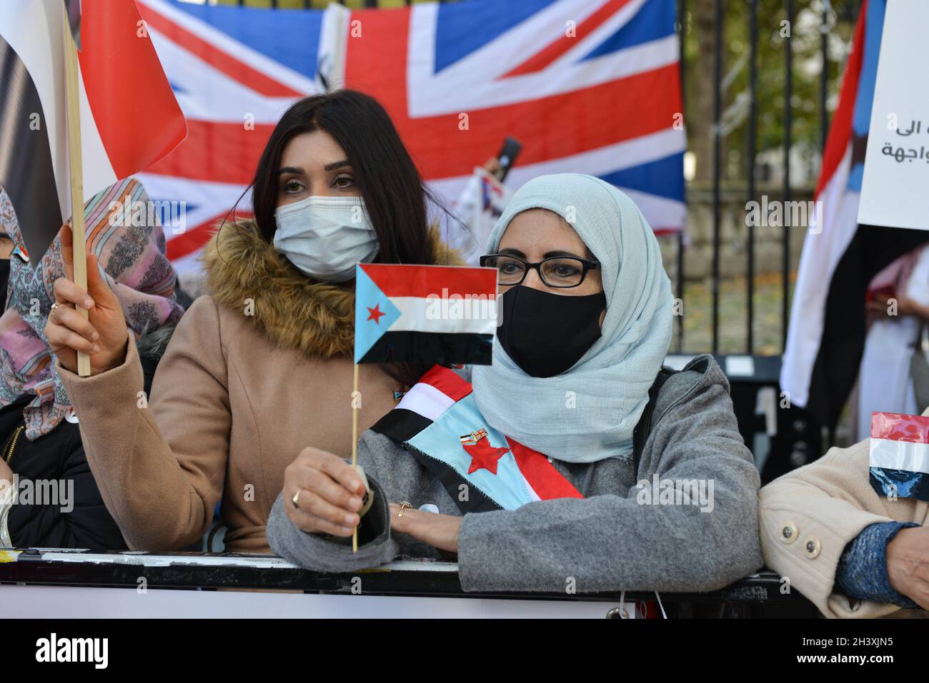 Demonstranten halten während der Demonstration in London, Großbritannien, südjemenitische Flaggen. Stockfoto