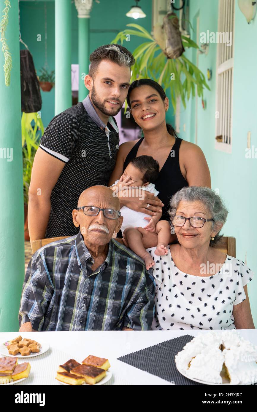 Familienfoto, Kleinkind, Eltern und Urgroßeltern Stockfoto