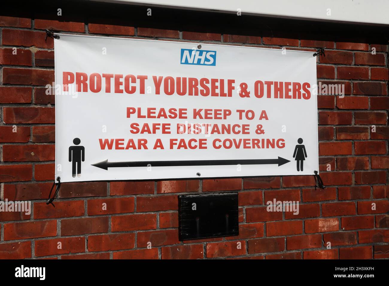 Ein NHS Covid-Sicherheitsschild an einer Wand in Sussex, Großbritannien. Stockfoto