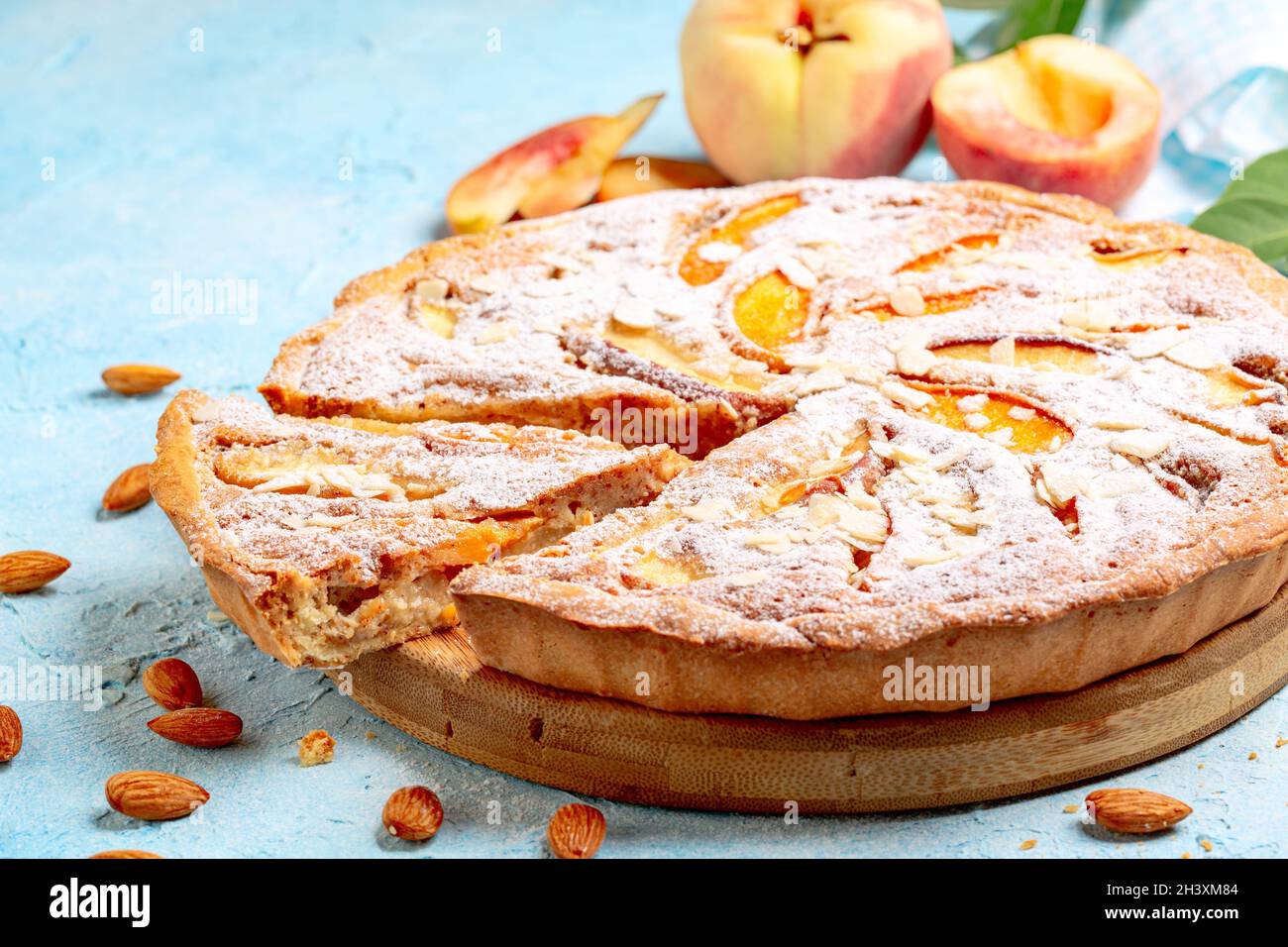 Offener Kuchen mit Pfirsichen und Frangipane. Stockfoto