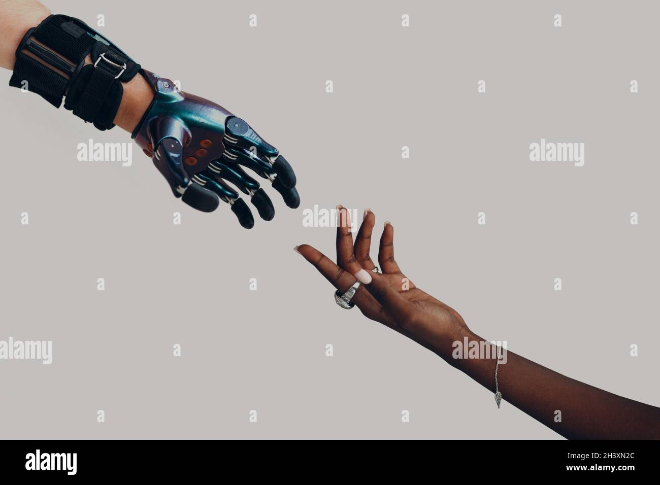 Männliche Hand Prothese Cyborg zu erreichen, um weibliche menschliche Hand. Hände berühren Progress Konzept. Stockfoto