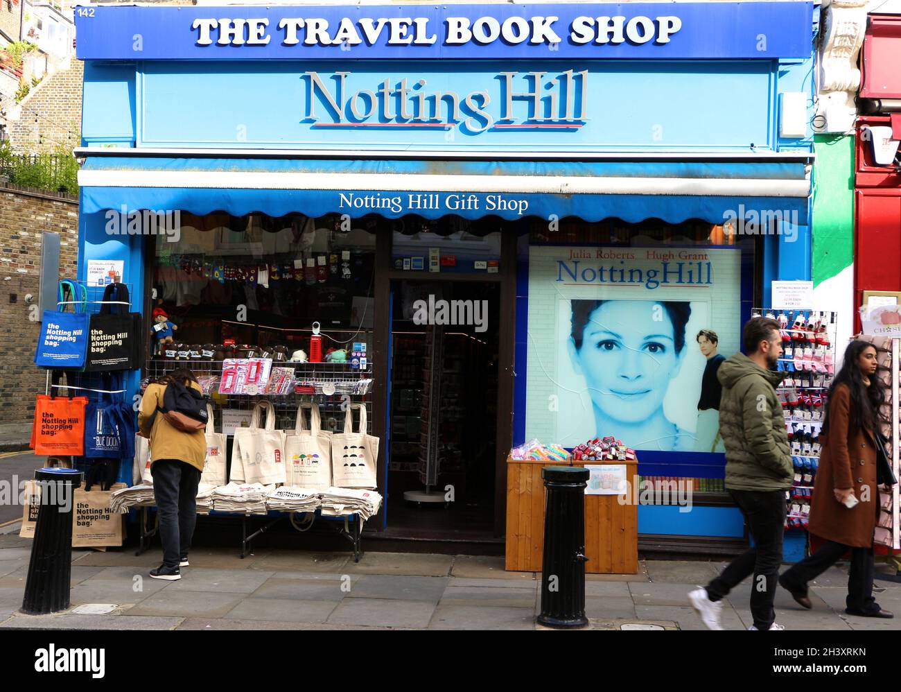 Außenansicht des Travel Book Shop, jetzt ein Souvenirladen, der im Film Notting Hill London England UK mit Passanten berühmt wurde Stockfoto