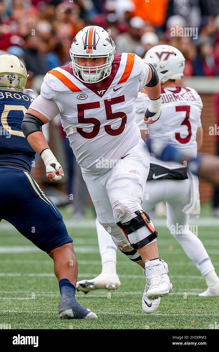 Atlanta, Georgia. Oktober 2021. Johnny Jordan von Virginia Tech (55) in Aktion während des NCAA-Fußballspiels mit den Georgia Tech Yellow Jackets und den Virginia Tech Hokies, das im Bobby Dodd Stadium auf dem Campus der Georgia Tech in Atlanta, Georgia, gespielt wurde. Cecil Copeland/CSM/Alamy Live News Stockfoto