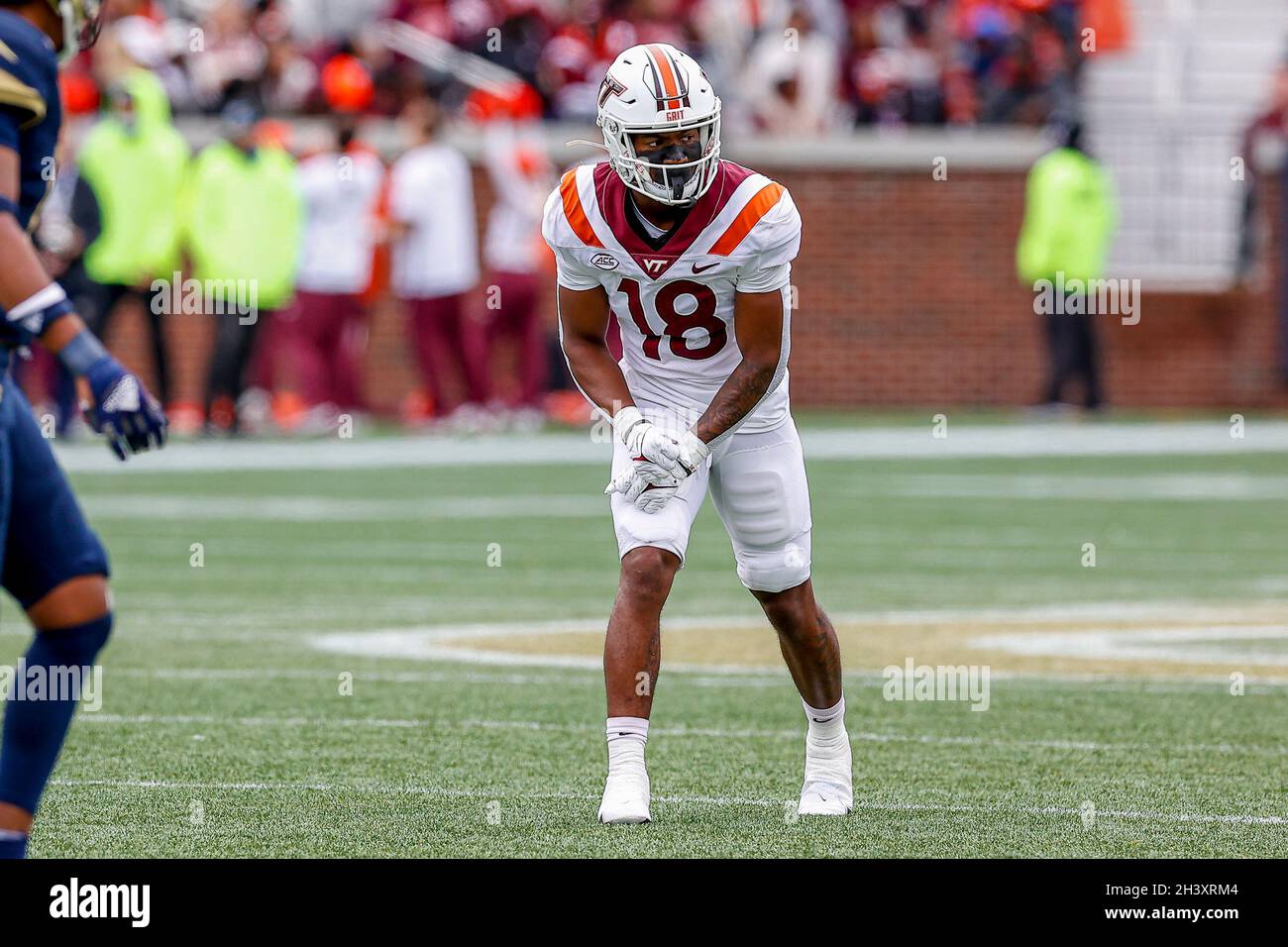 Atlanta, Georgia. Oktober 2021. Virginia Techs Da'Wain Lofton (18) in Aktion während des NCAA-Fußballspiels mit den Georgia Tech Yellow Jackets und den Virginia Tech Hokies, das im Bobby Dodd Stadium auf dem Campus der Georgia Tech in Atlanta, Georgia, gespielt wurde. Cecil Copeland/CSM/Alamy Live News Stockfoto