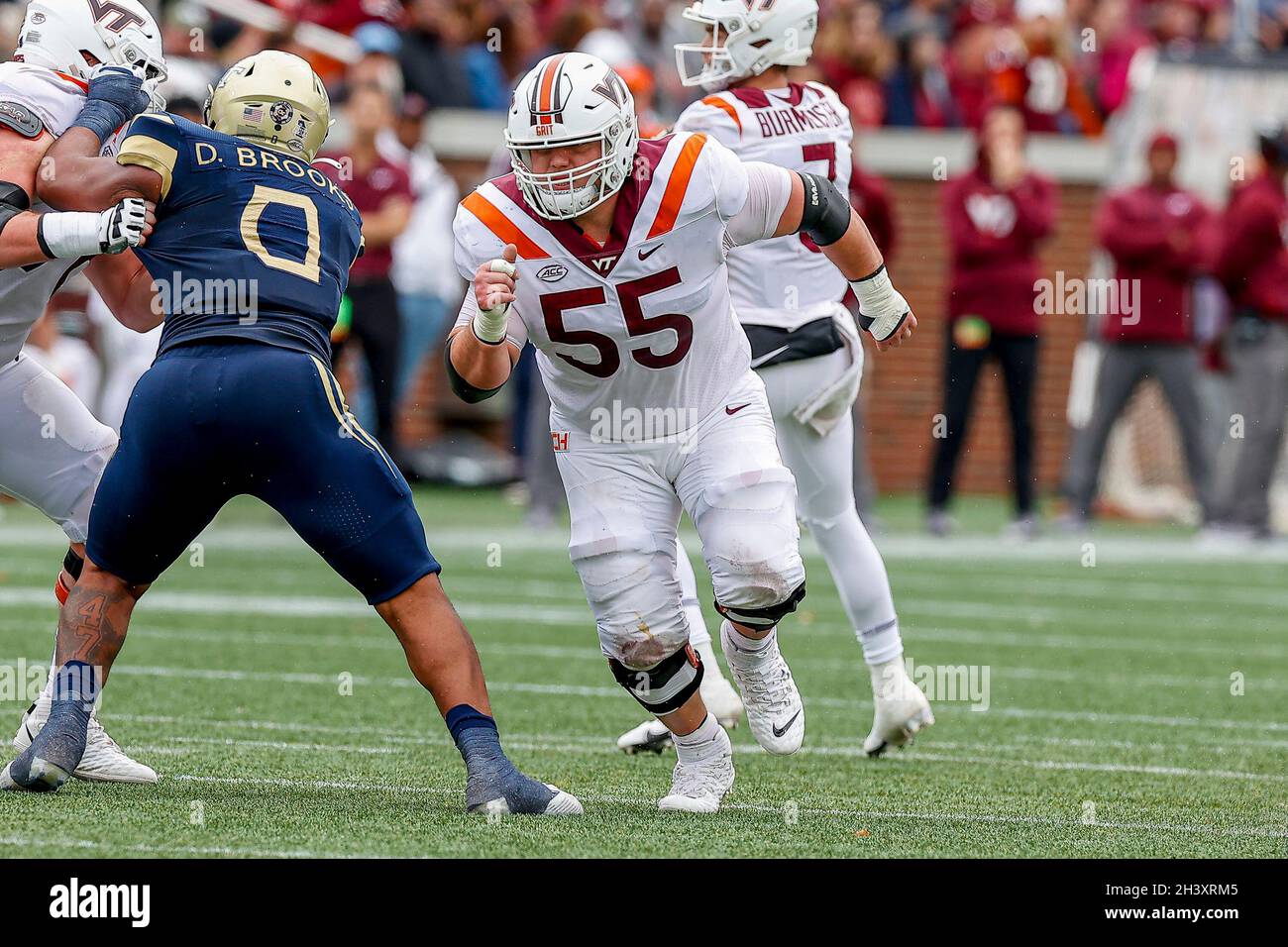 Atlanta, Georgia. Oktober 2021. Johnny Jordan von Virginia Tech (55) in Aktion während des NCAA-Fußballspiels mit den Georgia Tech Yellow Jackets und den Virginia Tech Hokies, das im Bobby Dodd Stadium auf dem Campus der Georgia Tech in Atlanta, Georgia, gespielt wurde. Cecil Copeland/CSM/Alamy Live News Stockfoto
