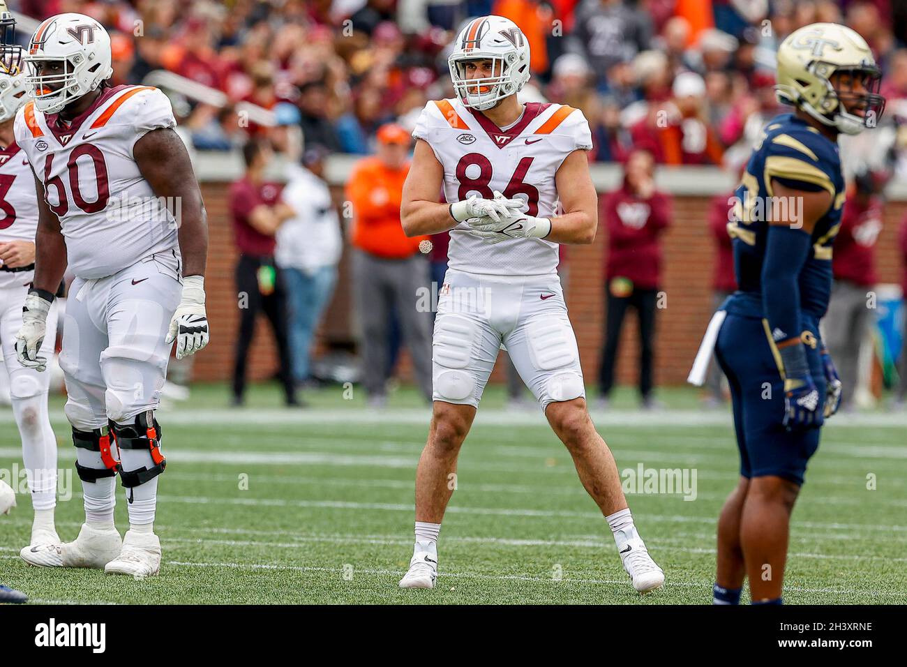 Atlanta, Georgia. Oktober 2021. Nick Gallo (86) von Virginia Tech in Aktion während des NCAA-Fußballspiels mit den Georgia Tech Yellow Jackets und den Virginia Tech Hokies, gespielt im Bobby Dodd Stadium auf dem Campus der Georgia Tech in Atlanta, Georgia. Cecil Copeland/CSM/Alamy Live News Stockfoto