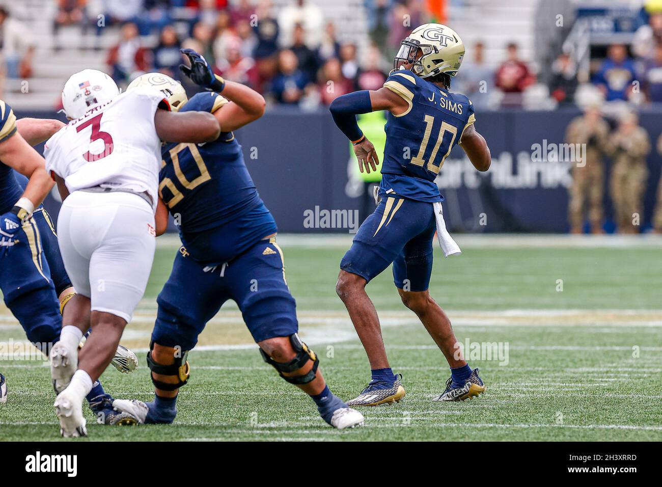 Atlanta, Georgia. Oktober 2021. Jeff Sims (10) von Georgia Tech scheint während des NCAA-Fußballspiels mit den Georgia Tech Yellow Jackets und den Virginia Tech Hokies im Bobby Dodd Stadium auf dem Campus der Georgia Tech in Atlanta, Georgia, zu bestehen. Cecil Copeland/CSM/Alamy Live News Stockfoto