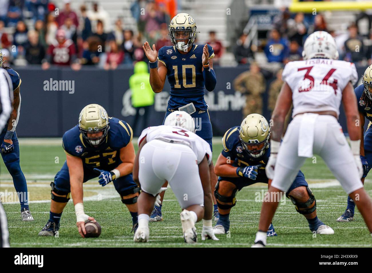 Atlanta, Georgia. Oktober 2021. Jeff Sims (10) von Georgia Tech führt die Offensive während des NCAA-Fußballspiels mit den Georgia Tech Yellow Jackets und den Virginia Tech Hokies durch, das im Bobby Dodd Stadium auf dem Campus der Georgia Tech in Atlanta, Georgia, gespielt wurde. Cecil Copeland/CSM/Alamy Live News Stockfoto