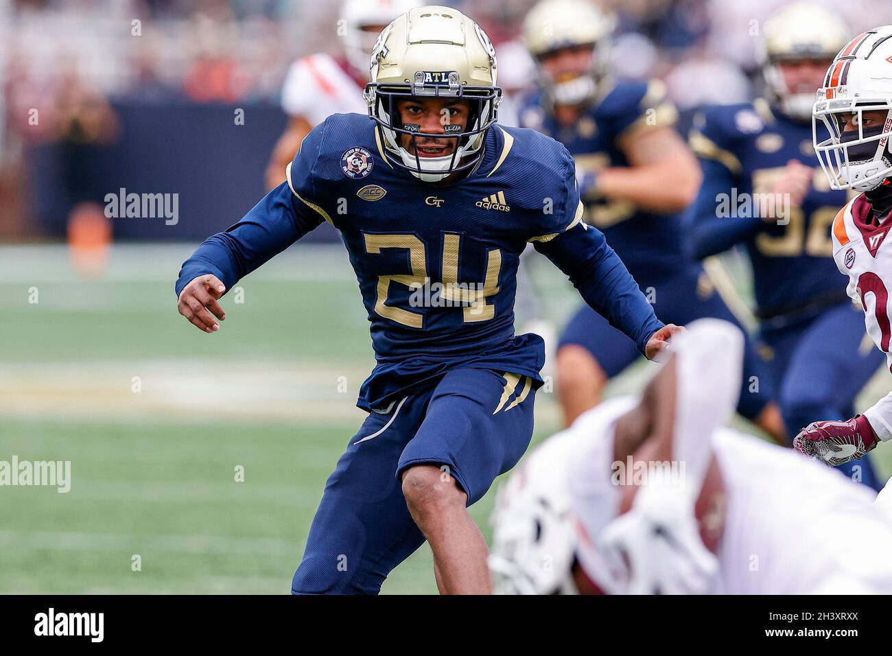 Atlanta, Georgia. Oktober 2021. Kenan Johnson (24) von Georgia Tech in Aktion während des NCAA-Fußballspiels mit den Georgia Tech Yellow Jackets und den Virginia Tech Hokies, gespielt im Bobby Dodd Stadium auf dem Campus von Georgia Tech in Atlanta, Georgia. Cecil Copeland/CSM/Alamy Live News Stockfoto